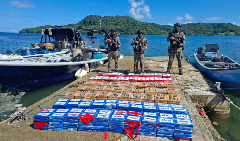 Operativo en Costa Arriba de Colón termina con el decomiso de 698 paquetes de presunta droga 