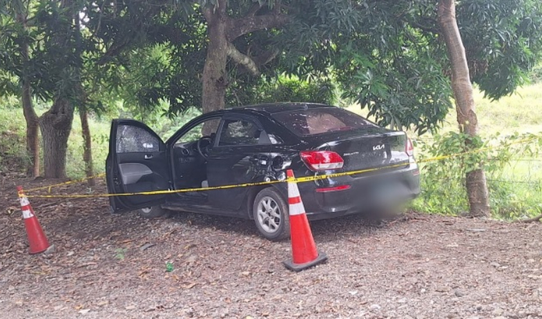 Hallan cuerpo en descomposición dentro de un auto baleado en La Chorrera 