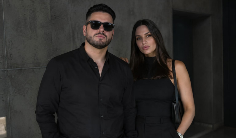 Ropa negra impecable: cómo protegerla del sol, perfumes y lavados 