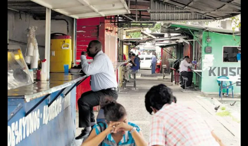 Para construir los estacionamientos soterrados hoy inició la demolición de kioscos conocidos como Cuara y Cuara en Avenida Perú.