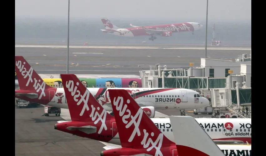   La aeronave había despegado de Surabaya, la segunda ciudad más grande de Indonesia, y desapareció de los radares cuando iba a la mitad de su trayecto hasta su destino, Singapur/EFE