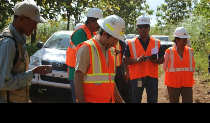 Luego de la reunión funcionarios de la ANAM y la ACP realizaron una inspección de los terrenos donde CEMEX instalará nuevas canteras y las áreas reforestadas.Cortesía