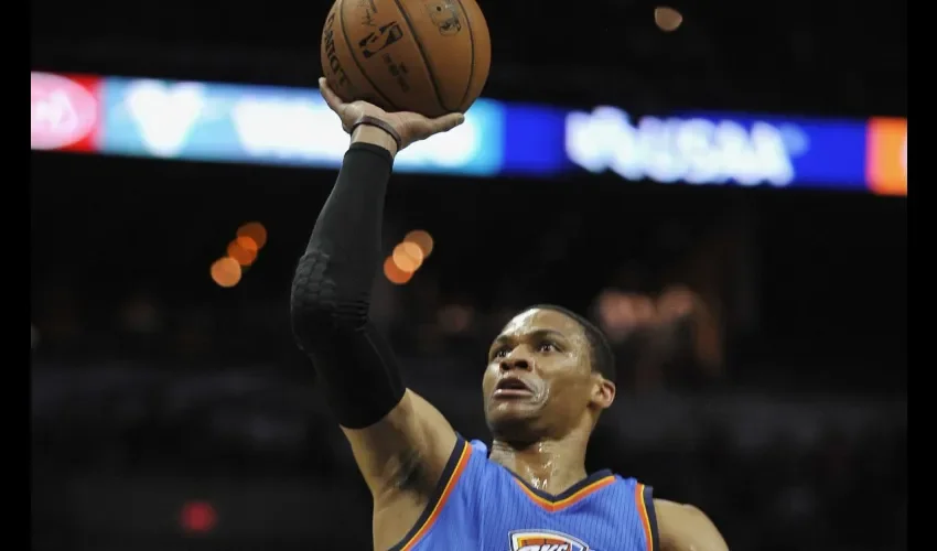 Russell Westbrook tuvo una gran jornada. Foto AP
