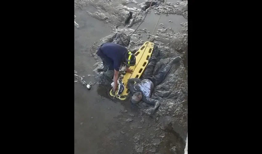 Al lugar del accidente llegaron unidades del Cuerpo de Bomberos de Panamá y Sume 911 para realizar las labores de rescate.