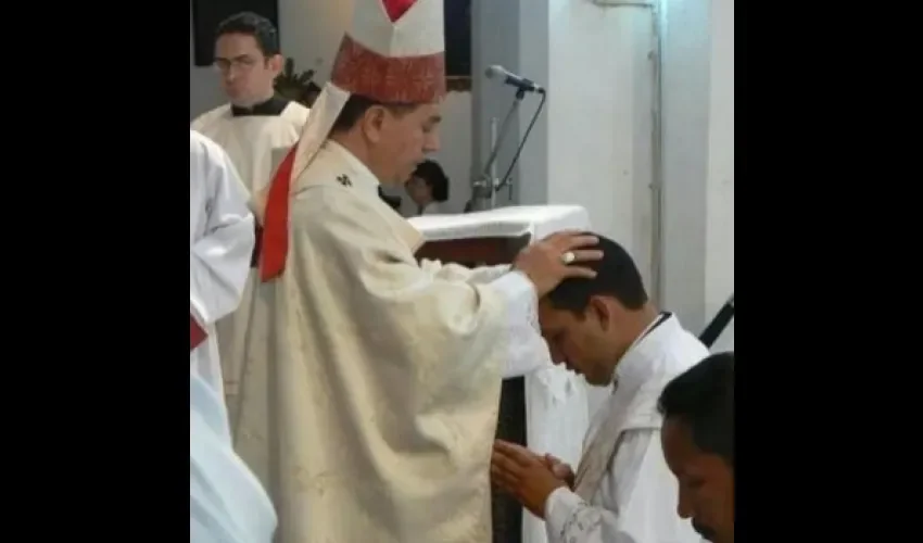 El cura recordó que recibió el cáliz "el día que fui ordenado sacerdote". Twitter