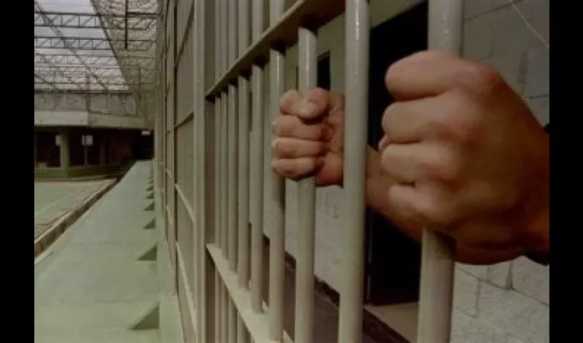 La libertad condicional es una medida de confianza que permite que la persona privada de libertad cumpla el resto de la pena en su domicilio. Ilustrativa