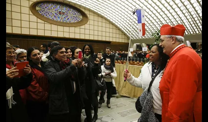 El cardenal panameño  se toma fotos con varios feligreses