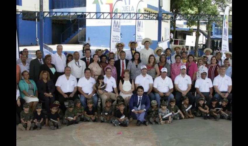 Parte del equipo que trabajará en la labor de reparación