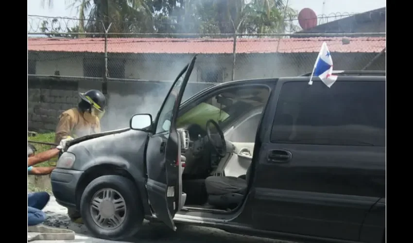 Se incendia auto en Bocas del Toro