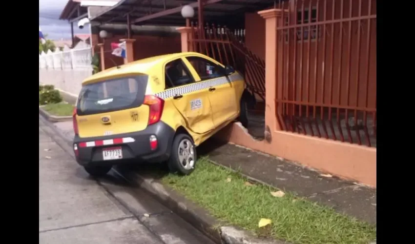Auto se choca con casa en Las Acacias
