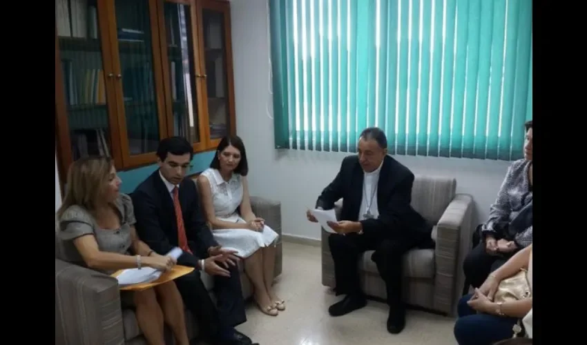 Familiares de presos políticos se reúnen con monseñor Ulloa