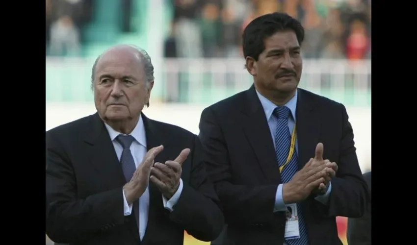 Joseph Blatter junto a Ganesh Thapa