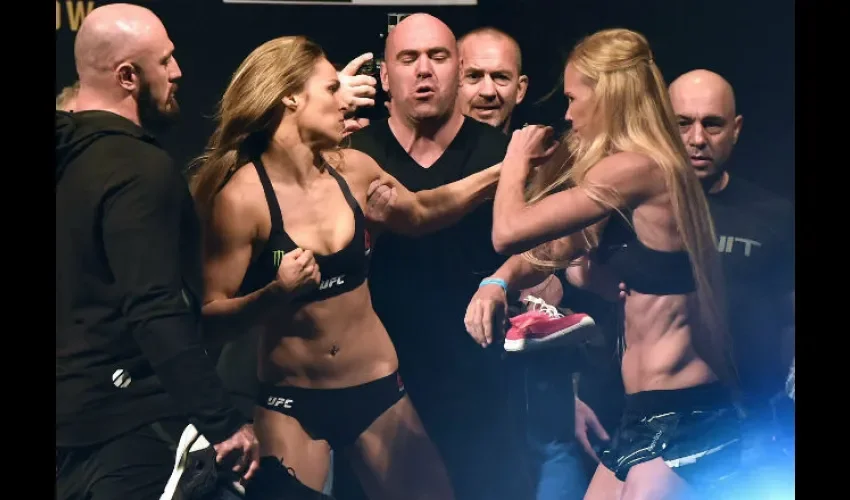 Ronda Rousey y  Holly Holm 
