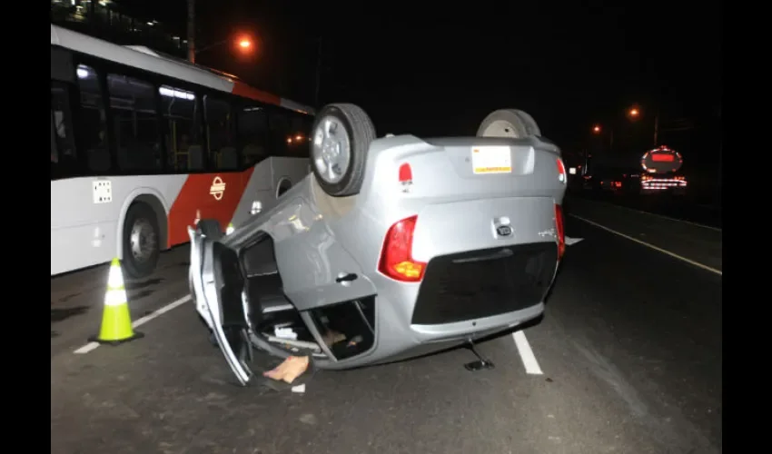 Se fugan de la policía y se vuelcan 