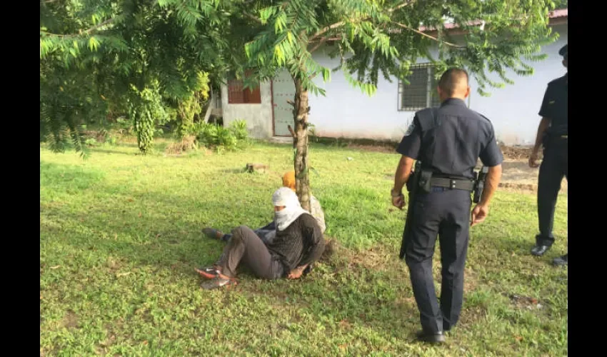 La aprensión de los dos sujetos se da cuando vecinos del lugar notifican a la Policía Nacional