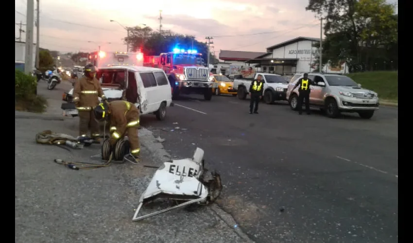 Conductor queda atrapado entre los hierros del carro