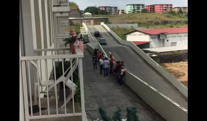 Hombre cae de edificio en Río Abajo 