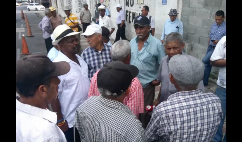 Jubilados y pensionados protestan en la Avenida de los Mártires