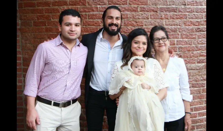 Aurelio Tamayo bautiza a su bebé.