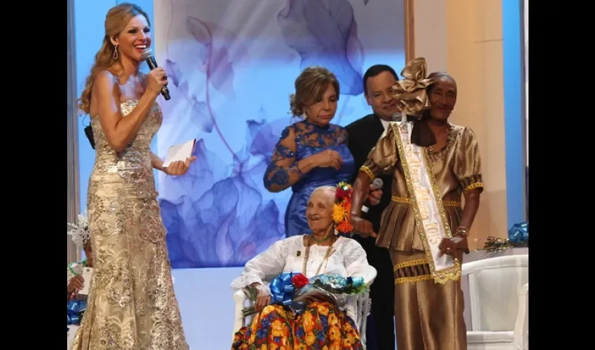 Feliz por su preciado premio
