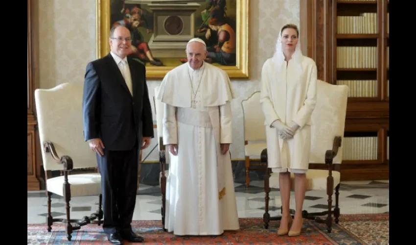 Papa Francisco (c), el príncipe Alberto II de Mónaco, y su esposa, Charlene