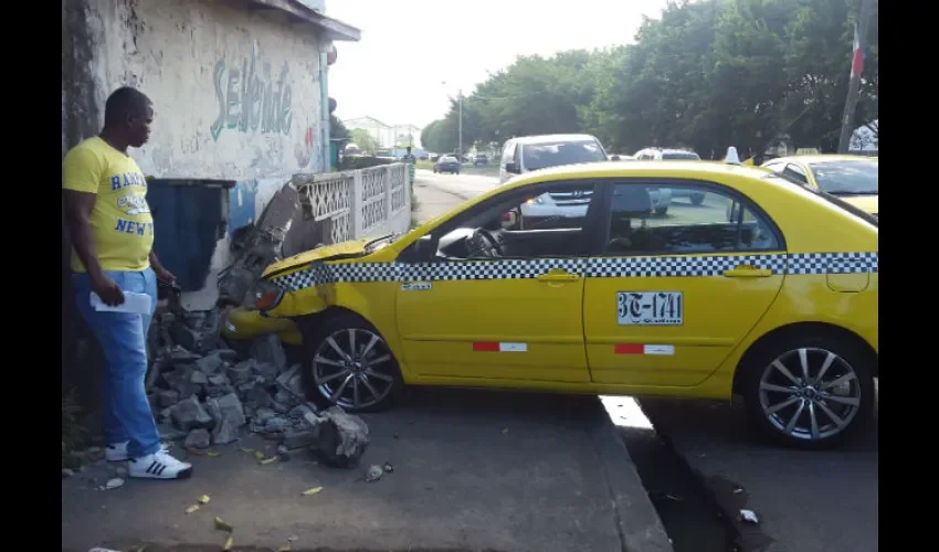 Taxi choca con muro por un bus 