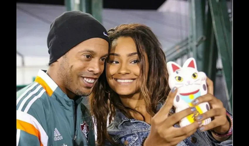 Con futbolista. 