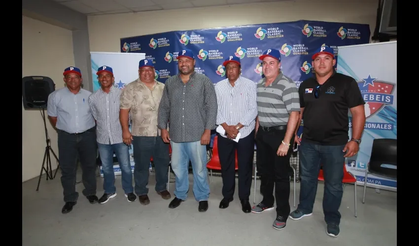 Carlos Lee (c) junto al cuerpo técnico que lo acompañará en la eliminatoria del Clásico Mundial de Béisbol 2016. Anayansi Gamez