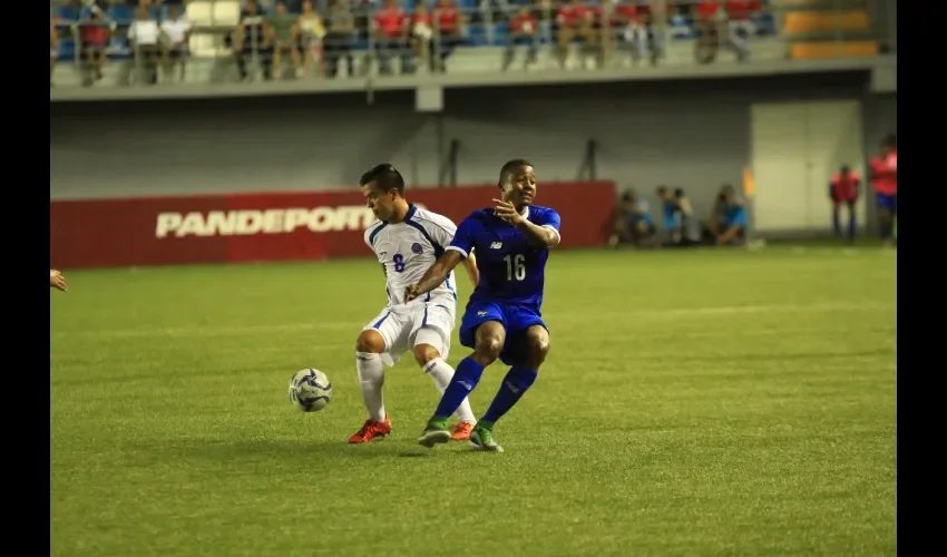 Ricardo Clarke tuvo durante el duelo por lo menos dos ocasiones de gol, pero llegó algo forzado a las mismas.