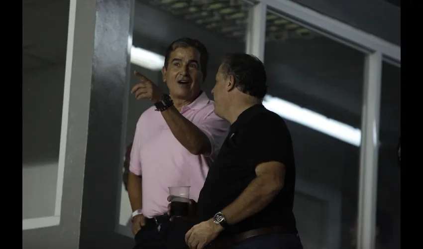 Jorge Luis Pinto (izq.) junto a Ramón Cardoze, vicepresidente de la Federación Panameña de Fútbol (dcha.), durante el partido entre Panamá y El Salvador.