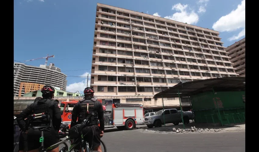 En el multifamiliar número 3, cercano al bar La Melchi, en Avenida B, se registró un conato de incendio en el piso 11 cuando ardió un colchón, fue controlado sin mayores afectaciones.