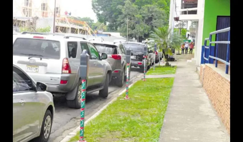 Aún con parquímetros, ellos cobran.