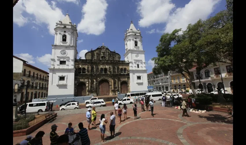 Puedes vestirte como quieras, hay combinación de calor y brisa del mar, el sitio es muy bohemio. 