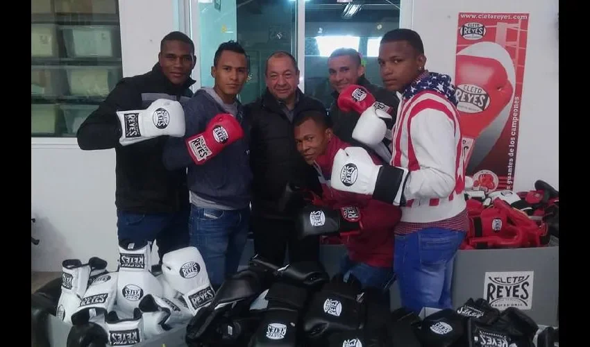 Los campeones de la Copa José Sulaimán durante una visita en México. Cortesía
