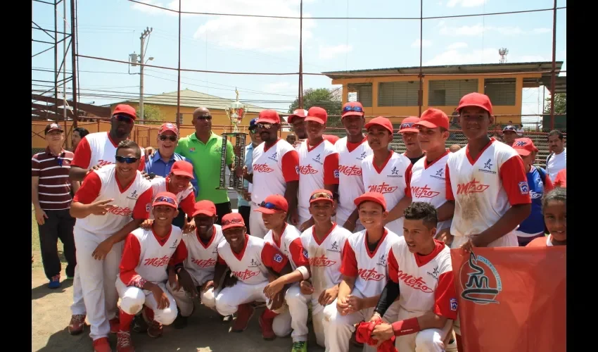 La escuadra metropolitana celebra con su trofeo, en el campo del estadio Justino  Salinas de La Chorrera. Pablo Castillo
