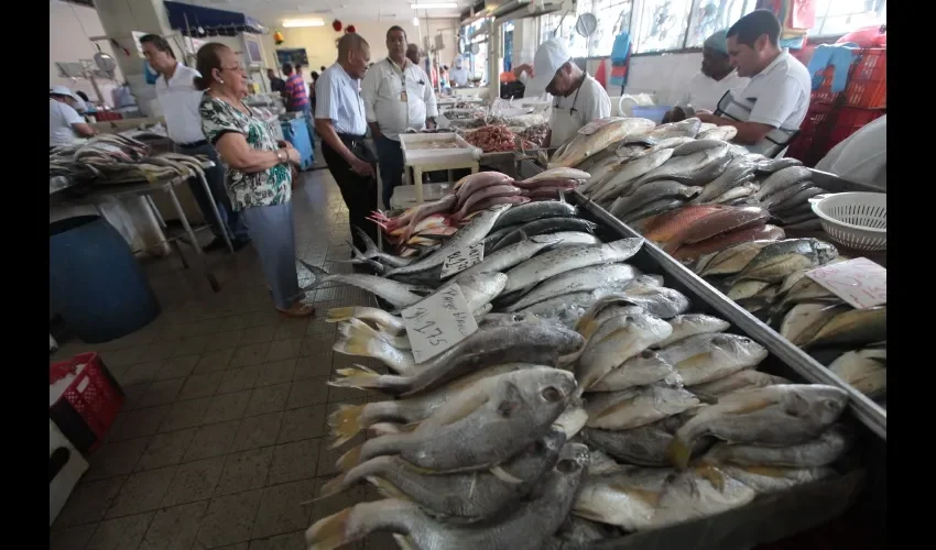 Algunos clientes compran sus productos antes de la Semana Santa para obtener precios más económicos. Foto: Roberto Barrios