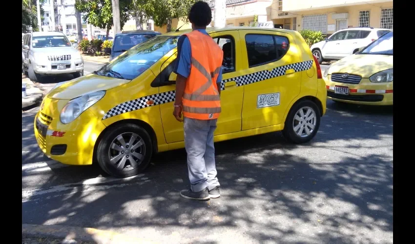  A partir del 1 de marzo de este año deben dejar de aparcar autos en el Casco Antiguo. FOTO: ROBERTO BARRIOS