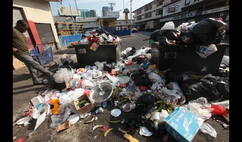 Los tres días de paro que llevan los trabajadores de aseo ya se sienten en muchas partes del país. Foto: Roberto Barrios