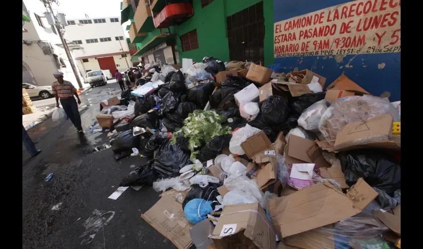 Algunos transeúntes se quejaban por el mal olor y la acumulación de la basura. Foto: Roberto Barrios