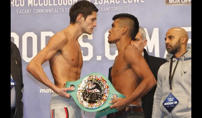 El inglés Gavin McDonnell (izq.) y el istmeño Jorge Sánchez posaron en el pesaje.  Cortesía