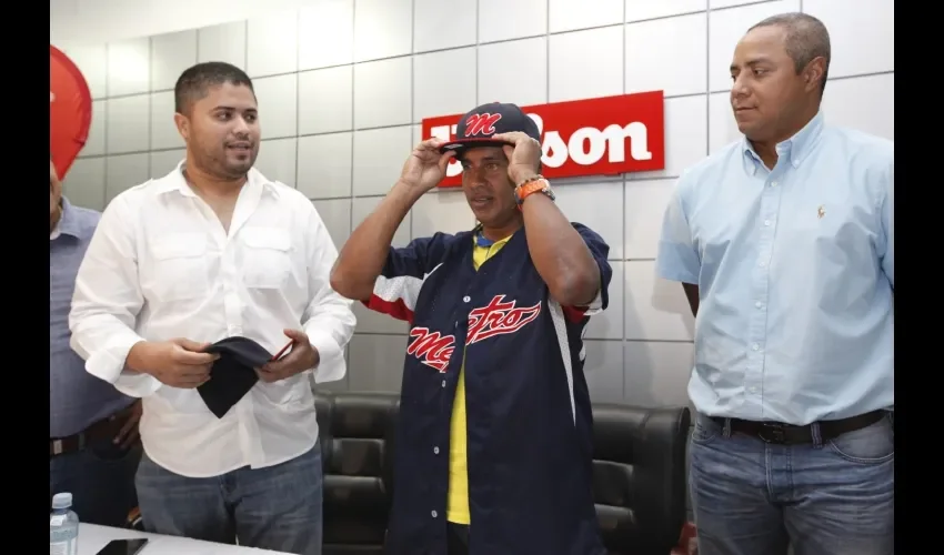 Rodrigo Merón (dcha.)  junto al presidente de la Liga Provincial de Béisbol de Panamá Metro, Franz Wever Jr., cuando fue presentado como el nuevo estratega. Anayansi Gamez