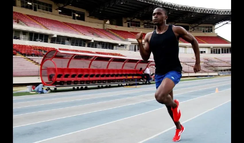 Alonso Edward durante sus entrenamientos en el Rommel Fernández. PANDEPORTES / CORTESÍA