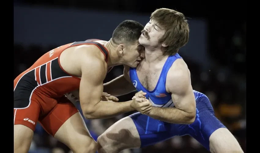 Alvis Almendra (izq.) no pudo triunfar. AP