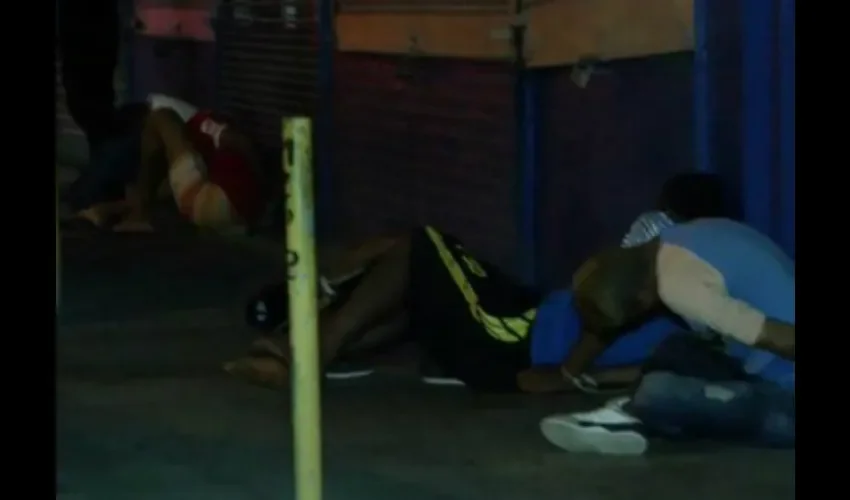 Banda de roba bares y cantinas en Calidonia 