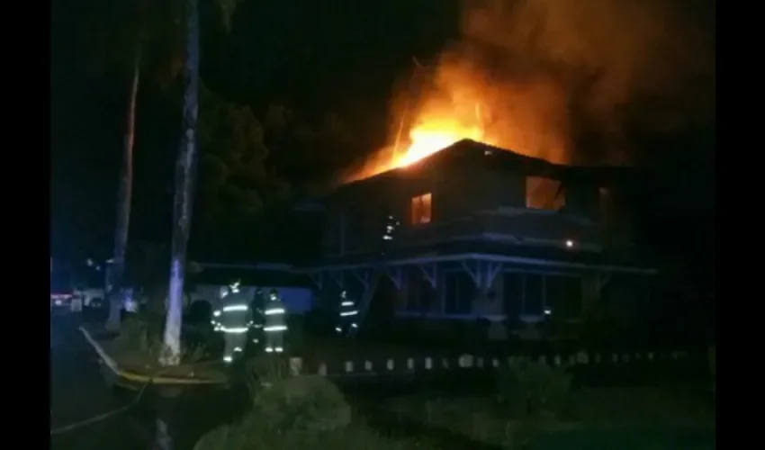Incendio de inmueble en el área de Gold Hill, Colón