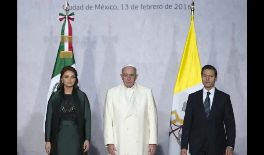 Enrique Peña Nieto,  papa Francisco y Angélica Rivera
