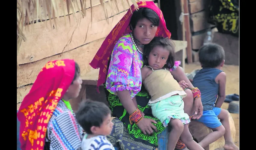 Indigenas de la  comarca Guna de Madungandí