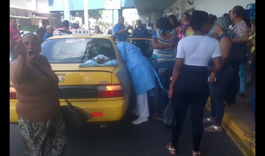 Mujer da a luz en taxi en Colón