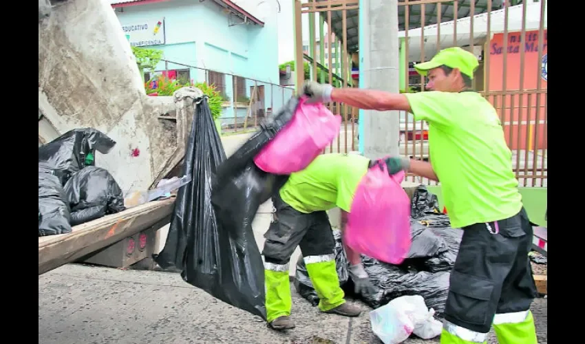 Trabajadores de la Autoridad de Aseo Urbano Domiciliario