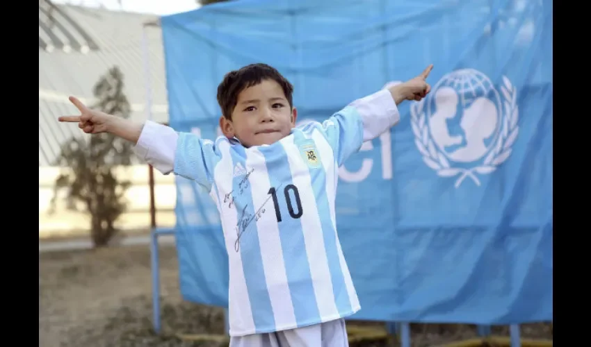  Murtaza niño afgano que quería la conocer a  Leo Messi